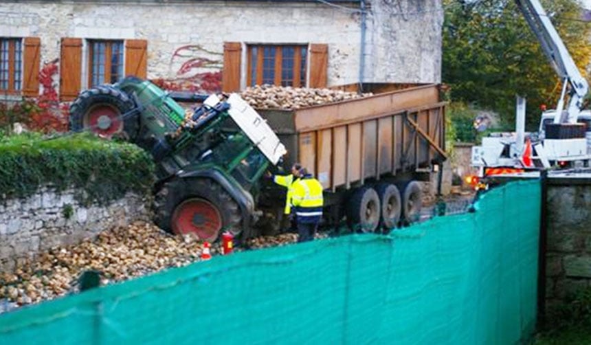 Un exceso de carga provoca la pérdida de control del conjunto tractor-remolque al frenar