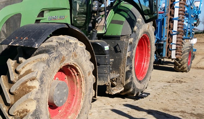 lastrado neumático agrícola pesando el eje trasero de un tractor