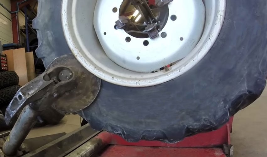 desmontar el neumático pinchado dejándolo en la llanta