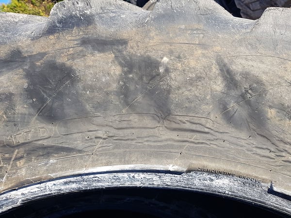 Neumático tras circular desinflado, irreparable