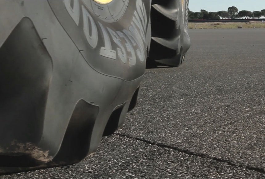 Flexión del neumático del tractor en contacto con el suelo