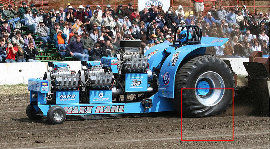 Ejemplo visible de una deformación del flanco del neumático debido a un exceso de par al arrancar en una competición de tracción