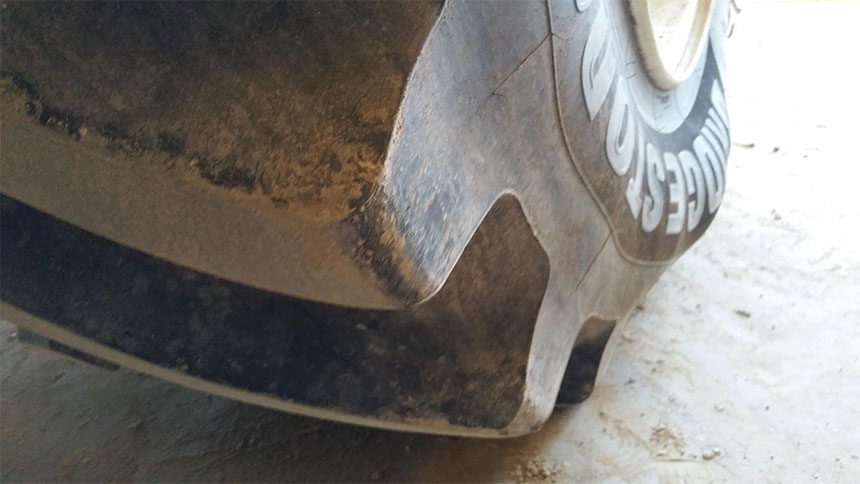 El neumático tiene un diámetro sin carga que corresponde a su tamaño, pero cuando está cargado se aplasta a nivel del suelo