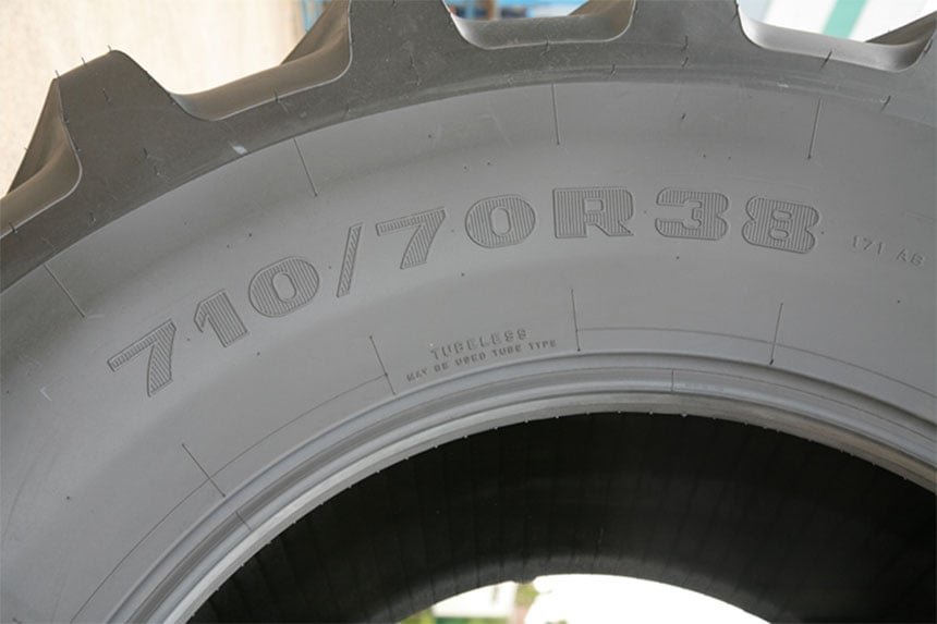 Marcaje en el flanco del neumático de la anchura de sección, que corresponde a 710 mm