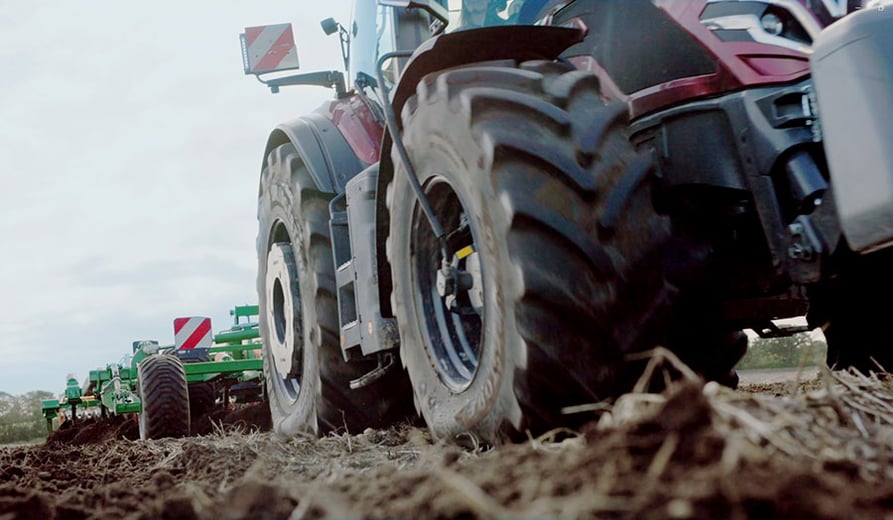 ¿Cuál es el interés económico de los neumáticos agrícolas VF para las Cooperativas de Utilización de Maquinaria Agrícola (CUMA)?