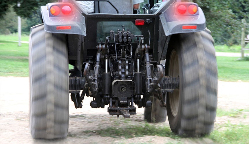 La rapidez de deceleración está relacionada con la velocidad, la masa del tractor y la adherencia de los neumáticos al suelo