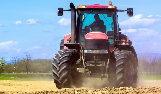 ¿Cuál es la capacidad de frenado del neumático agrícola?