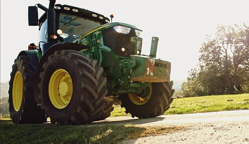 El neumático VX TRACTOR está perfectamente optimizado para mantener el rumbo en las curvas