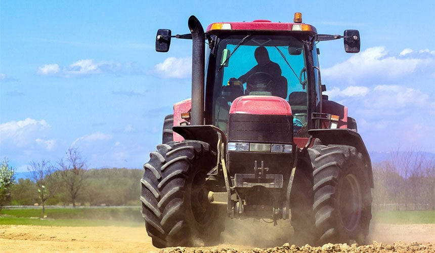 El frenado en curva desplaza la carga de todo el tractor sobre el neumático delantero exterior