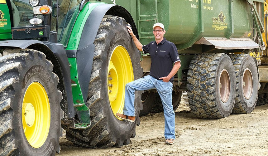 Tractor John Deere 6215R, equipado con neumáticos VX-TRACTOR