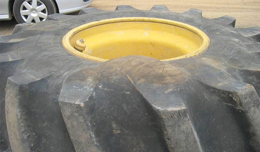 ¿Puede repararse una hernia en un neumático de tractor?